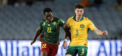 Камдем дебютира за Камерун при загуба от Австралия, направи и дузпа