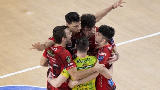 Алекс Николов с 22 точки за драматичен успех на Лубе