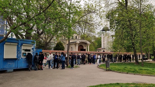 Феновете на Левски нетърпеливи за дербито, опашка се изви при пускането на билетите