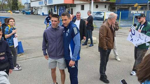 Хулио Веласкес посрещнат с аплодисменти преди тренировката на Левски, той отдели време на феновете