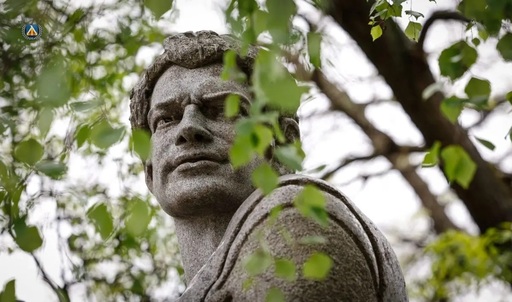 ПФК Левски поднася венци и цветя пред паметника на Георги Аспарухов
