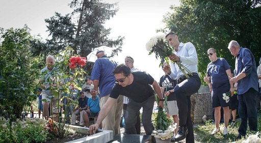 Ръководство, служители и фенове на Левски поднесоха венци и цветя в памет на Гунди и Котков