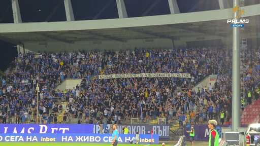 Феновете на Левски скандираха името на Любо Пенев и го подкрепиха в личната битка