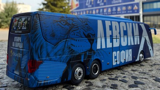 Левски пусна миниатюра на клубния автобус във фен магазина